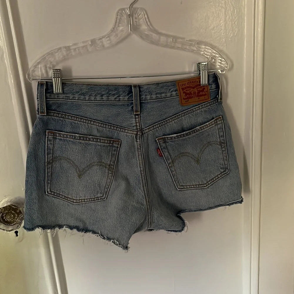 Cutest Light Wash Cutoff Levi’s Shorts With Floral Eyelet Detail! - Picture 7 of 12